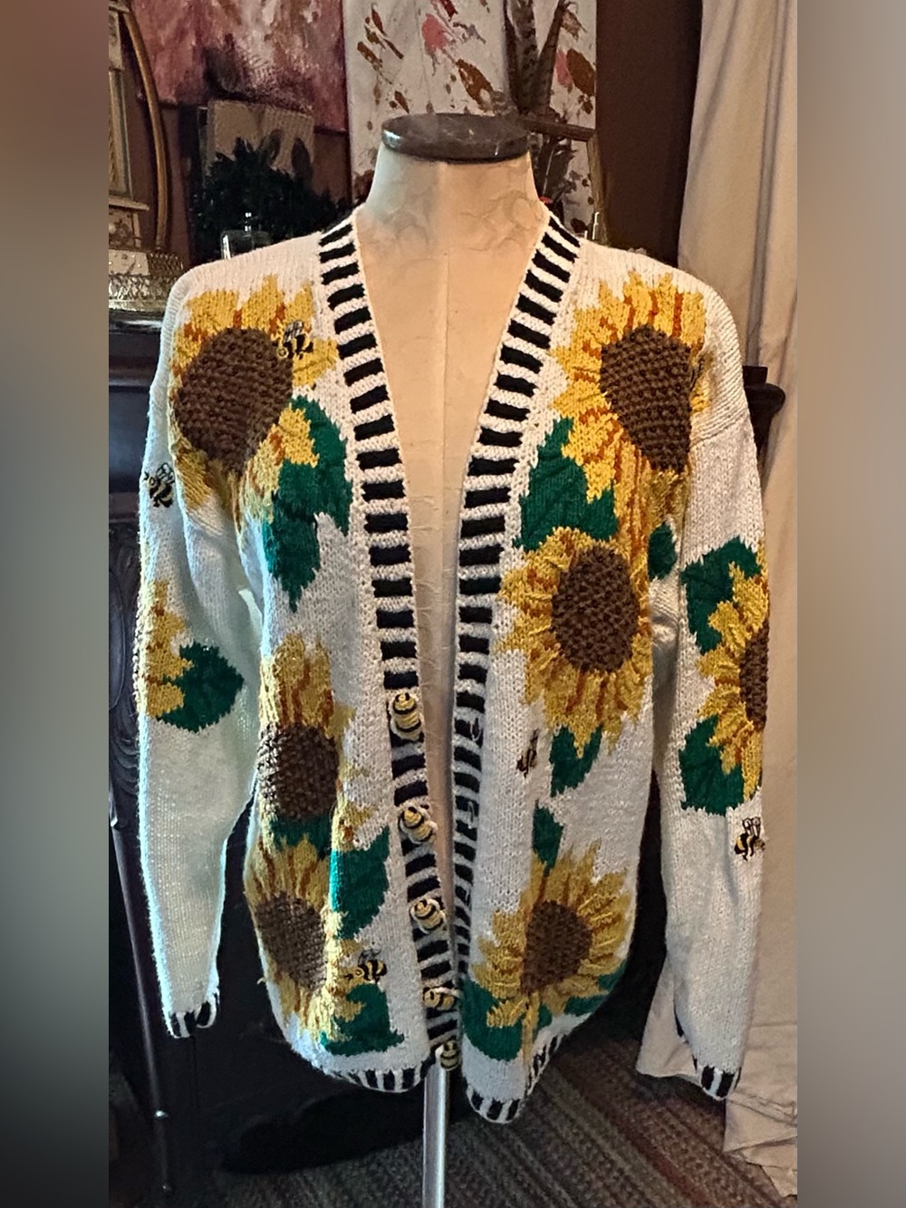Vintage BELLE POINTE narrative/theme cardigan. BEES & SUNFLOWERS.
Size large.